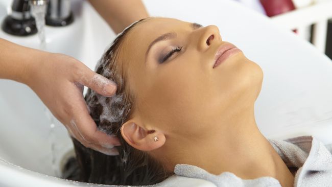 Studi tertentu menunjukkan bahwa elastisitas rambut dapat meningkat ketika Anda menggunakan air cucian beras untuk mencuci rambut.