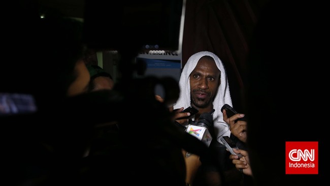 Boaz Solossa menganggap salah satu faktor yang harus dibenahi Evan Dimas adalah mental bermain karena ia menilai Evan belum bermain dengan lepas.