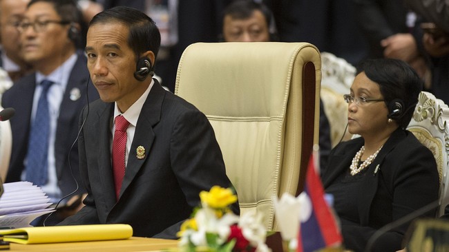 Boros dan tak efisien Presiden Joko Widodo memangkas biaya perjalanan dinas kementerian dan lembaga negara menjadi Rp 25 triliun dari sebelumnya Rp 41 triliun.