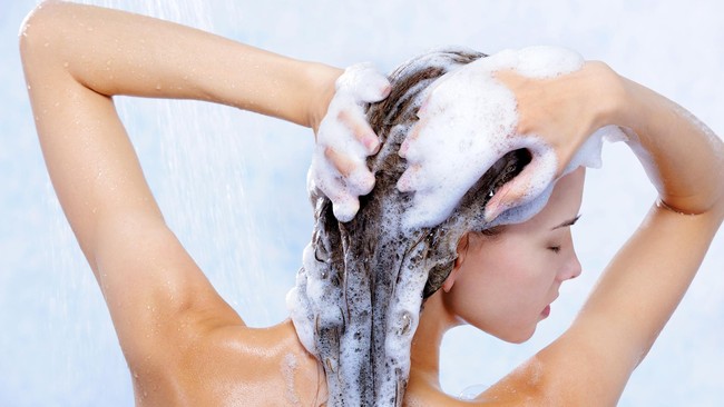 Baking soda ternyata bisa dimanfaatkan untuk mempercantik rambutmu setelah berenang.