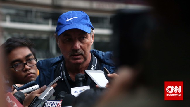 Warganet meluapkan dukacita atas kepergian mantan pelatih timnas Indonesia, Alfred Riedl. Nama Alfred Riedl pun menjadi topik populer di Twitter.