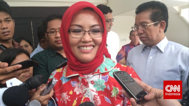 Aliansi Mahasiswa Unhas menuding rangkap jabatan Dwia Aries Tina Palubuhu telah menyalahi PP 53 Tahun 2015 tentang Statuta Universitas Hasanuddin.