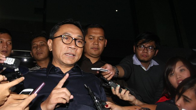 Zulkifli Hasan menerima surat pergantian Fraksi Golkar di MPR dari Agung Laksono. Agung tak akui Hardi Susilo dari kubu Ical sebagai Ketua Fraksi Golkar di MPR.