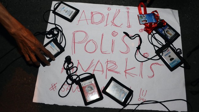 Sidang etik kekerasan terhadap Pemred Floresa yang dijadwalkan Kamis (20/2) di Polres Manggara ditunda karena anggota Propam Polda tak dapat tiket pesawat.