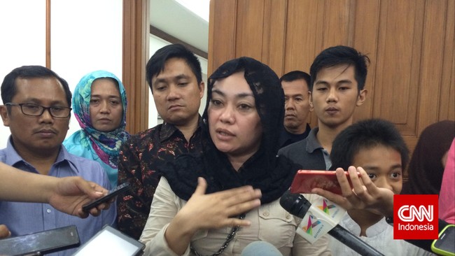 Erlita Hidayat (36), Ibu dari Audi,siswa SMAN 109 yang tewas karena bacokan, mendatangi Ahok ke Balai Kota. Dia meminta Ahok hentikan tawuran pelajar di Jakarta