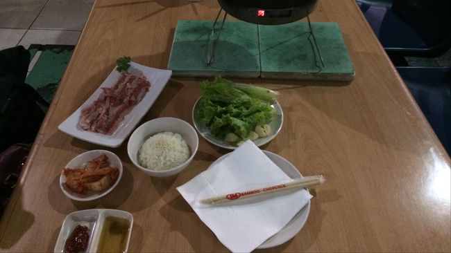 Lezatnya Korean BBQ, berpadu segarnya es serut bingsu. Berbagai menu khas Korea dapat dicicipi di sudut Pasar Santa, Jakarta.