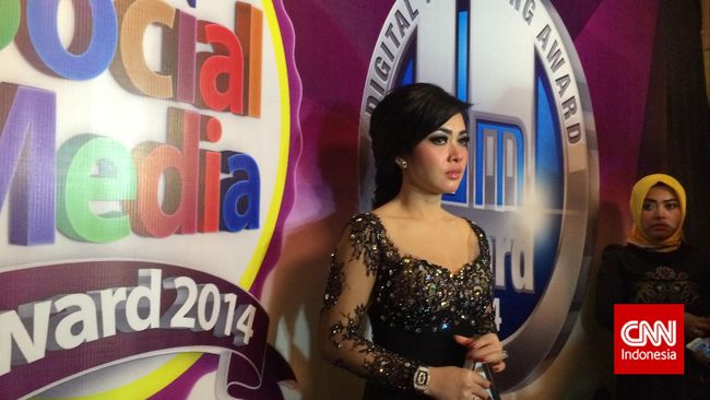 Ada satu hal yang menyamakan Ahok, Jokowi, dan Syahrini. Ketiganya sama-sama pernah menerima Social Media Award. Cuitan mereka dianggap dapat sentimen positif.