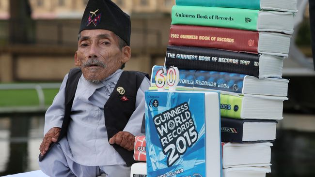 Berbeda dengan Sultan Kosen, manusia tertinggi di dunia yang tubuhnya terus tumbuh lantaran tertekan tumor, Chandra Bahadur Dangi punya gen 'kerdil'.