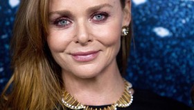 Aksi Stella McCartney 'Hidupkan' Panggung Paris Fashion Week