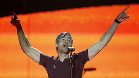 Diwarnai Insiden Bra, Konser Enrique Iglesias Dikecam