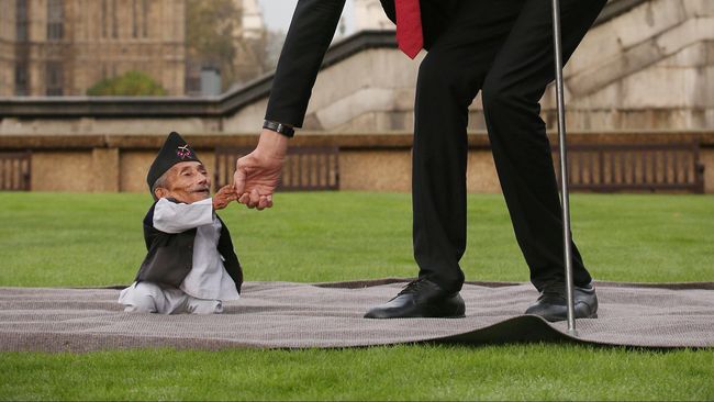 Di perayaan Guinness World Records Day, manusia tertinggi di dunia bertemu manusia terpendek. Mereka bersalaman dan berfoto dengan canggung.