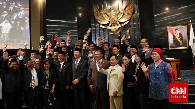 Hazbiallah Ilyas lebih setuju DPRD mengulirkan hak interpelasi yakni hak bertanya pada Gubernur terkait APBD DKI Jakarta.