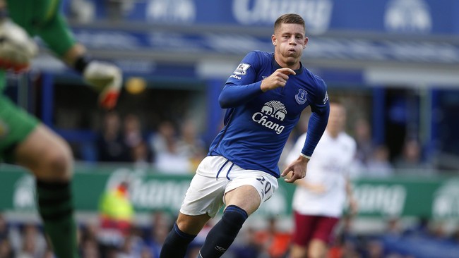Manajer Everton Roberto Martinez memuji gelandang mudanya, Ross Barkley, bisa berkembang menjadi seperti mantan gelandang tim nasional Jerman, Michael Ballack.