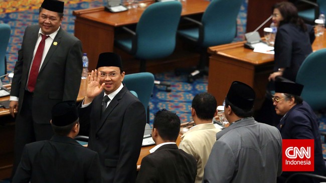Hari ini, Basuki Tjahaja Purnama akan dilantik langsung oleh Presiden Joko Widodo sebagai Gubernur DKI Jakarta. Ia resmi jadi pemimpin 12 juta warga ibu kota.