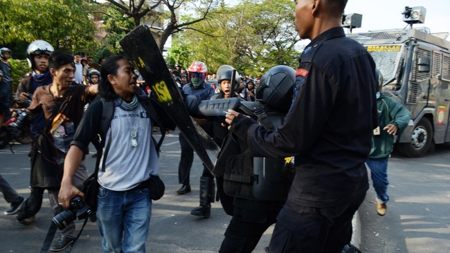 Wakil Ketua DPR Agus Hermanto meminta aparat kepolisian memberi hukuman tegas kepada aparat kepolisian yang melakukan kekerasan kepada wartawan.