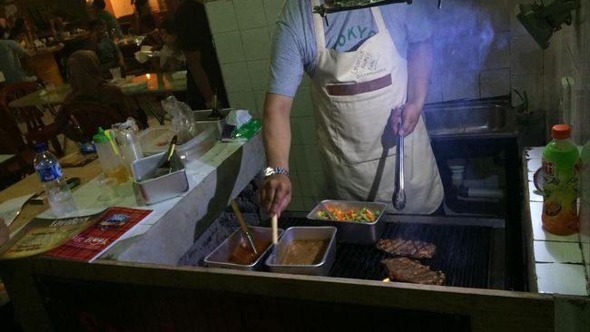 Bermodalkan Rp 50 ribu sampai Rp 60 ribu, Anda dapat merasakan kelezatan steak versi Pasar Santa. Berpadu saus barbeque dan mushroom.