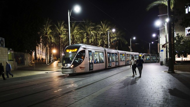 Light Rail Transit (LRT) merupakan moda transportasi kota berbasis rel atau trem yang terdiri atas satu set atau dua gerbong.