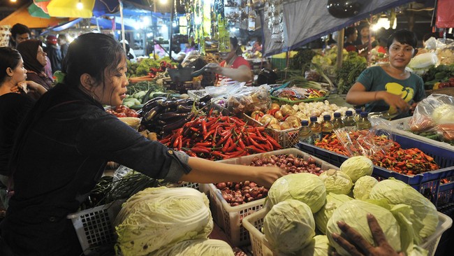 Harga bahan pokok di PD Pasar Jaya Pasar Minggu masih stabil karena pedagang masih menjual barang stok lama yang dibeli sebelum harga BBM naik.