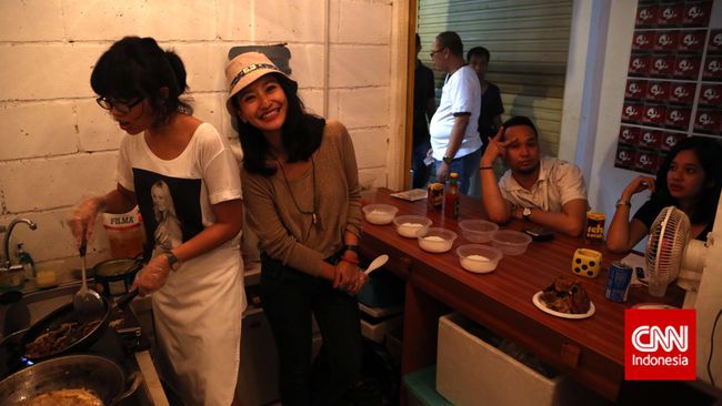 Semenjak lantai satu mulai bergeliat dengan warung-warung kopi, sebagian pengunjung juga menyempatkan diri berbelanja di kios lain.