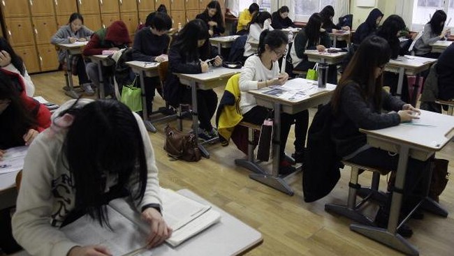 Jam kerja kantor terpaksa diundur sejam dan jadwal penerbangan rela ditunda agar tidak merusak konsentrasi para peserta ujian masuk universitas di Korsel.