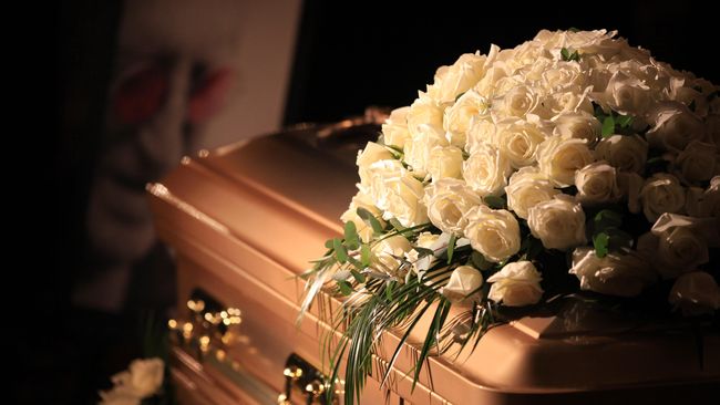 Jenny Buckleff mengejutkan tamu undangan yang hadir dengan bersemayam di dalam peti mati yang dijadikan kendaraannya untuk sampai di tempat pernikahannya.