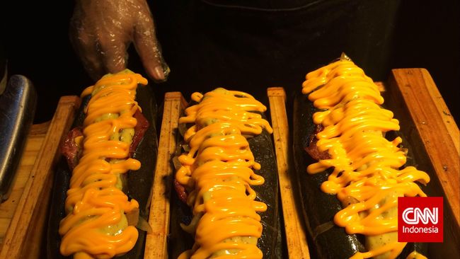 Di kedai DOG di lantai satu Pasar Santa, Jakarta Selatan, Anda dapat menemukan sajian hotdog lezat berwarna hitam kelam tak ubahnya arang!