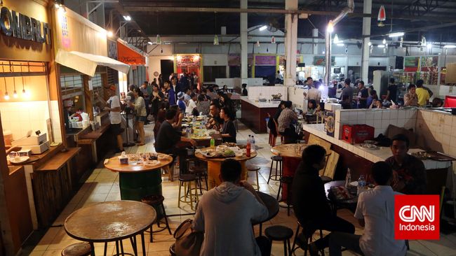 Semua toko musik di Pasar Santa, Jakarta, sedang menggelar acara tahunan Santa Music Midnight Sale alias Santa Sale Out.