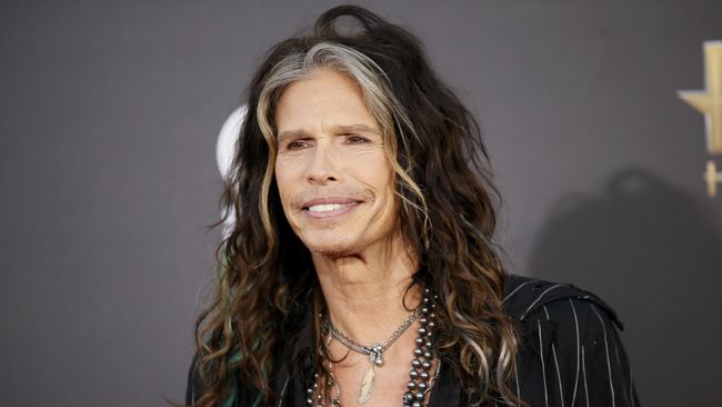 Mendadak, Steven Tyler bergabung dengan reporter CNN Poppy Harlow dan menyampaikan pesan hangat bagi mereka yang terjebak badai salju.
