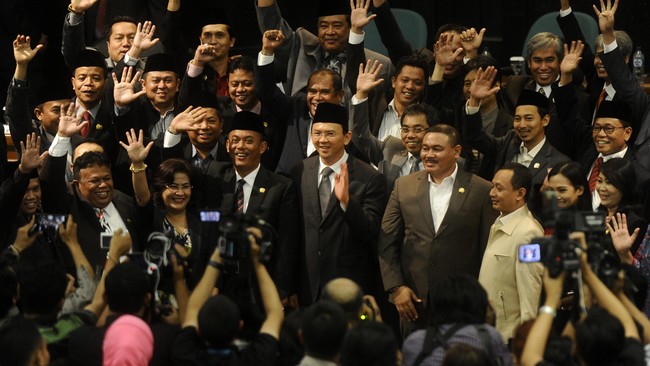 Ahok menuding DPRD berupaya memasukkan dana fiktif Rp 12,1 triliun ke APBD Jakarta. Soal APBD ini membuat DPRD bakal menggunakan hak angket terhadap Ahok.