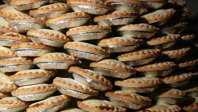 Dua korban dibunuh dan bagian tubuh mereka dimasak, dijadikan isian kue pie yang dimakan sendiri atau dijual ke masyarakat dengan label daging tuna dan ayam.