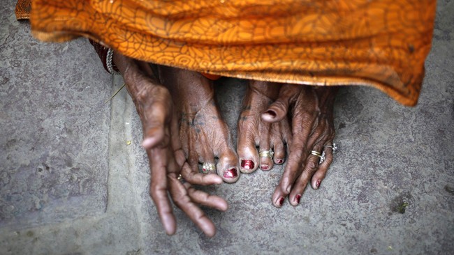 Di antaranya penyebab pemuda bunuh diri adalah mulai runtuhnya nilai-nilai tradisional dalam keluarga dan tekanan di tengah perkembangan India yang pesat.