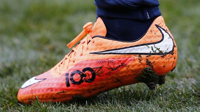 Sepatu baru menjadi penanda laga ke-100 bersama tim nasional Inggris yang akan dijalani Wayne Rooney akhir pekan ini di Stadion Wembley.