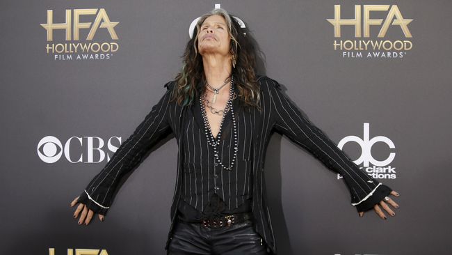 Kabar penggantian Tyler mulai terdengar setelah sang pemetik gitar, Whitford, mengatakan kalau mereka harus "mempertimbangkan tur dengan vokalis lain".