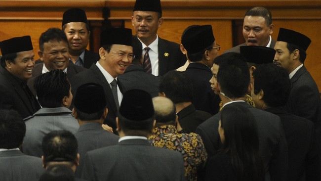 Rapat pembahasan anggaran digelar tertutup. Padahal Ahok mengimbau agar rapat soal anggaran digelar terbuka dan direkam dengan video.