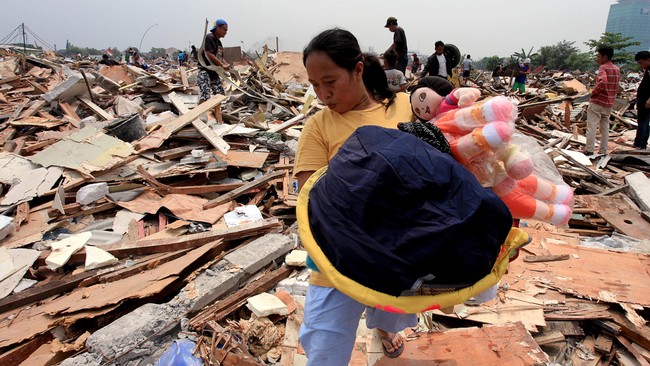 Penggusuran paksa warga khususnya di bantaran sungai menurut Ahok dilakukan untuk mencegah bencana banjir di ibu kota.