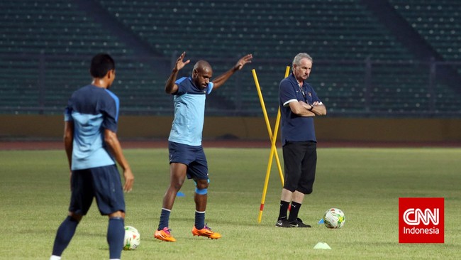 Firman Utina menilai kontrak jangka panjang untuk Alfred Riedl akan membuat dirinya lebih fokus melihat keseluruhan kemampuan yang dimiliki pemain Indonesia.