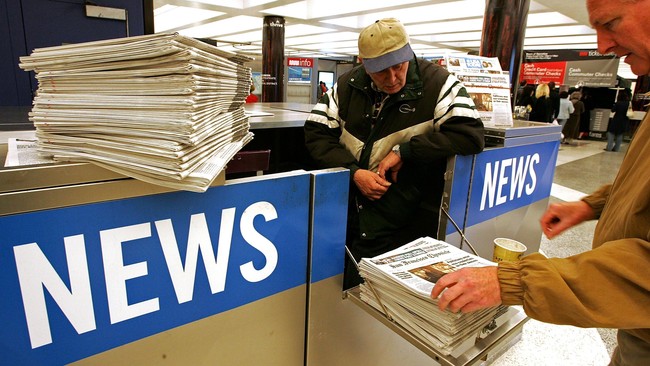 Wartawan di California harus mengantarkan sendiri surat kabar perusahaannya karena krisis keuangan yang membekap media cetak selama bertahun-tahun.