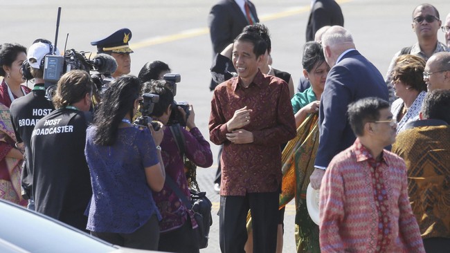 Sehari sebelum menghadiri KTT G20 di Brisbane, Presiden Joko Widodo menyempatkan diri bertemu dengan para WNI di Australia, mendengarkan keluh kesah mereka.