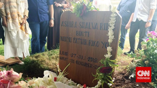 Ashira dimakamkan di TPU Tanah Kusir Jakarta blok AA I pada hari ini, Minggu (16/11). Suasana haru menyelimuti prosesi pemakaman gadis berusia dua tahun ini.