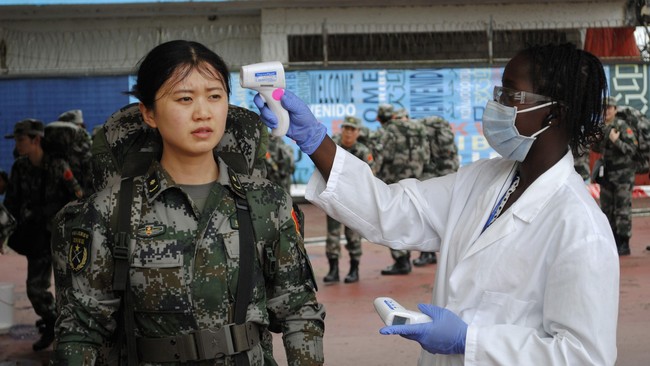 Tiongkok mengirimkan 160 tenaga relawan yang terdiri dari petugas kesehatan, teknisi dan insinyur ke Liberia untuk membantu memerangi virus Ebola.