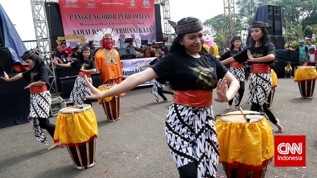 Pengenalan toleransi sejak dini sangat diperlukan. Orangtua berperan aktif untuk mengajarkan anaknya untuk dapat bertoleransi di masyarakat.