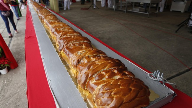 Venezuela memecahkan rekor untuk roti terbesar, minuman dan hidangan tradisional yang biasa disajikan pada malam Natal.