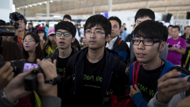 Tiga mahasiswa Hong Kong yang berencana ke Beijing untuk bertemu PM Tiongkok Le Keqiang dicegat di bandara Hong Kong.