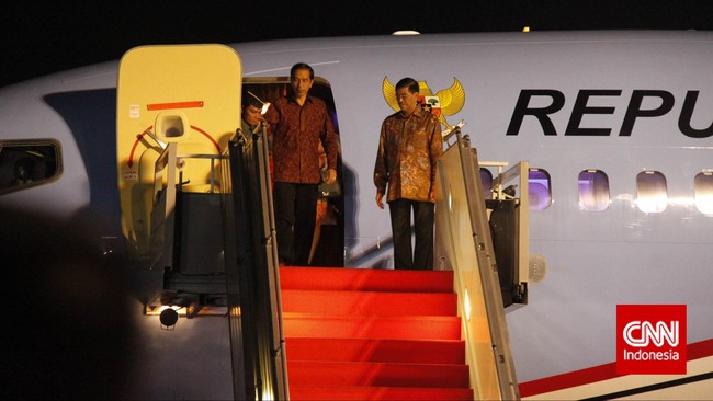 Presiden Joko Widodo dan Wakil Presiden Jusuf Kalla dijadwalkan akan memimpin rapat Kabinet Kerja membahas sejumlah isu secara maraton siang nanti.