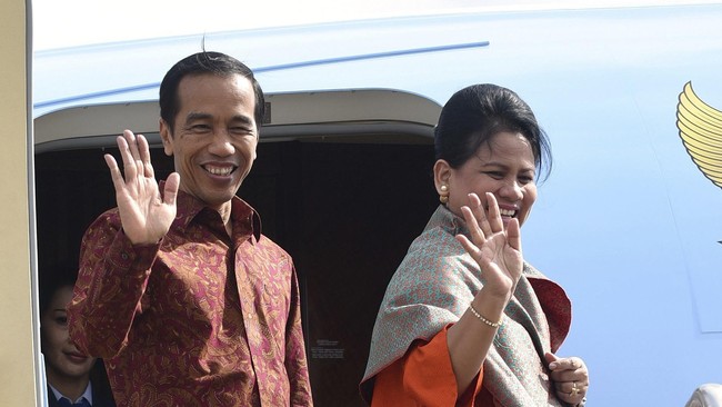Setelah melawat tiga negara dan menghadiri konferensi tingkat tinggi, Presiden Joko Widodo akhirnya kembali ke tanah air.