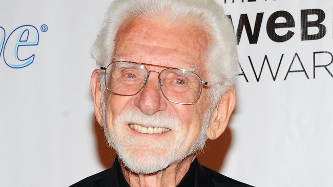 Martin Cooper memprediksi ponsel akan jadi pusat kontrol wearable device. Akan ada software cerdas yang mengakomodir kebutuhan dan dapat deteksi gerak.