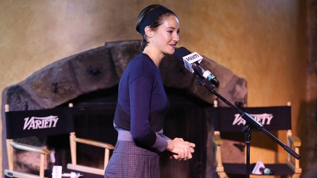 Shailene Woodley menggunakan bit panggang sebagai pewarna bibir alias lipstiknya.