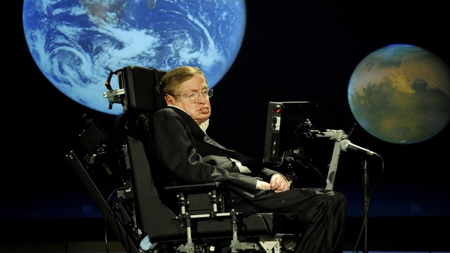 Stephen Hawking tak mau ketinggalan momen gembira NASA. Ia memberi selamat New Horizons yang telah berhasil melintasi Pluto dari jarak terdekat.