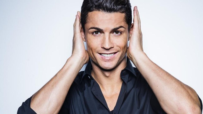 Bintang Real Madrid, Cristiano Ronaldo, menjadi figur paling populer di Facebook. CR7 berhasil melewati jumlah 'likes' kekasih Gerard Pique, Shakira.