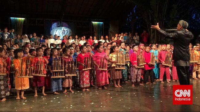 Sebelum dipakai untuk alat musik biasa, angklung dulunya digunakan sebagai instrumen pusaka untuk menarik kedatangan Dewi Sri,sang dewi padi.